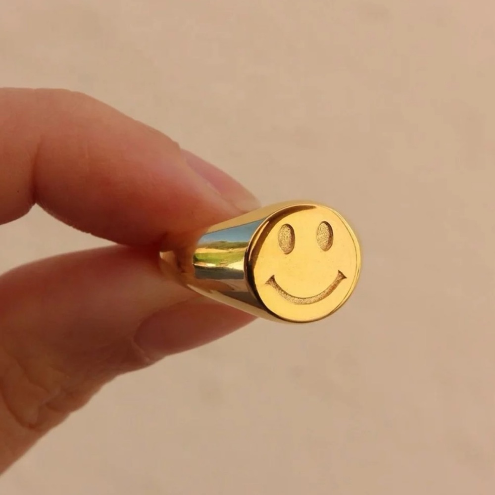 New Smile 18K Gold Happy Face Ring - Picture 2 of 7